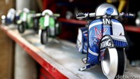 Miniatur vespa itu dijual dengan harga bervariasi, tergantung bentuk dan ukuran.