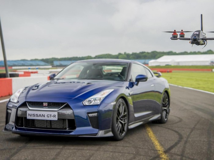 Balapan Nissan GT-R Vs Drone, Siapa Menang?