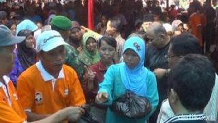 Ketika Warga Berjuang Mendapatkan Sembako di Blitar