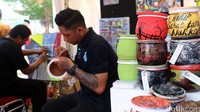 Para mantan pecandu narkoba tengah berkreasi membuat kerajinan tangan.