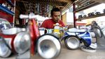 Menyulap Kaleng Bekas Jadi Miniatur Vespa