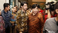Reza Rahadian sang pemeran utama tampak mengenakan batik didampingi Guruh Soekarnoputra.