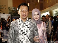 Duka Mendalam Reza Rahadian dan Hanung Saksikan BJ Habibie Dimakamkan