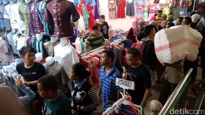 Foto: Suasana Pasar Tanah Abang pada musim Lebaran 2016 (Ardan Adhi Chandra/Detik) Foto: Suasana Pasar Tanah Abang pada musim Lebaran 2016 (Ardan Adhi Chandra/Detik)