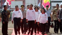 Presiden yang didampingi Ibu Negara Iriana Jokowi tiba di Jl Cengkeh, Tamansari, Jakarta Barat, sekitar pukul 09.00 WIB, Minggu (26/6/2016). Presiden tiba dengan didampingi para menteri, antara lain Menko Polhukam Luhut Binsar Pandjaitan dan Menkes Nila Moeloek.