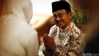 Usai berbuka bersama, Presiden ke-3 BJ Habibie mendapatkan ucapan selamat dari para tamu yang hadir dalam kesempatan tersebut.
