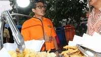 Bakal calon gubernur DKI Jakarta Sandiaga Uno berdialog dengan penjual makanan gorengan di kawasan Pasar Rebo, Jakarta, Sabtu (25/6/2016).