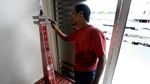Menyulap Kaleng Bekas Jadi Miniatur Vespa