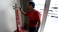 Kaleng bekas juga bisa digunakan untuk membuat miniatur Monas.