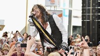 Steven Tyler menyebut Hawking lebih paham soal semesta daripada manusia yang lain. Kamu mengubah dunia dan meninggalkan dampak. Seorang jenius yang tidak akan pernah kita lupakan. Tuhan memberkati Stephen Hawking, tulisnya. (Foto: Getty Images)