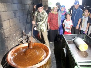 Safari Ramadan, Ketua MPR Kunjungi Pabrik Dodol Betawi
