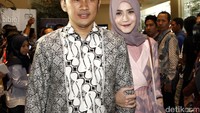 Sutradara Hanung Bramantyo datang bersama istrinya Zaskia Adya Mecca.