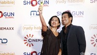 Mereka juga mengabadikan momen tersebut lewat kamera 360.