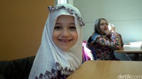 Nur Iskola, nama sekolah Islam ini bertempat di sebuah masjid. Anak-anak mempelajari Islam dan Alquran setiap hari Sabtu dan Minggu. Tim Jazirah Islam/Trans7.