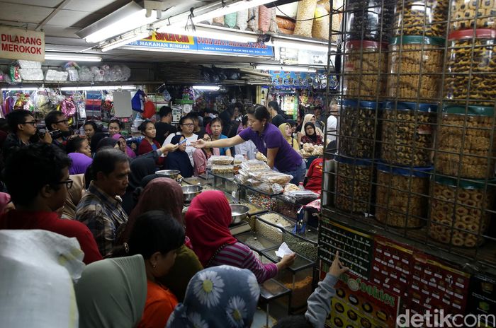 Ramainya Toko Kue Kering Jelang Lebaran