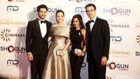 Reza Rahadian dan Chelsea Islan bersama Produser MD Entertainment, Manoj Punjabi dan istrinya, Shania di acara yang digelar Minggu (26/6/2016).