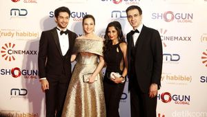 Sederet Selebriti Tampil Elegan di Pemutaran Film Rudy Habibie