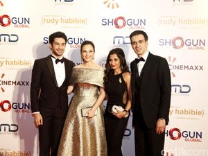 Sederet Selebriti Tampil Elegan di Pemutaran Film Rudy Habibie