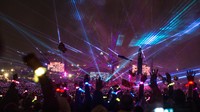 Kemegahan tata lampu ditambah gelang yang menyala mengikuti irama musik menjadi kenangan indah bagi para penonton yang hadir. Matt Cardy/Getty Images/detikFoto.