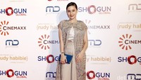 Bintang film I Am HOPE itu tampil dengan busana berwarna krem rancangan Saptodjojokartiko.