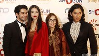 Finalis Puteri Indonesia 2008 itu berpose bersama Reza Rahadian, sang ibu dan pemain biola, Iskandar Widjaja.