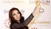 Olla Ramlan tak lupa untuk selfie di red carpet.