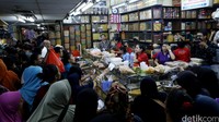 Pengunjung pasar memadati salah satu kios kue kering Suka Hati di Jatinegara Trade Center, Senin (27/6/2016).