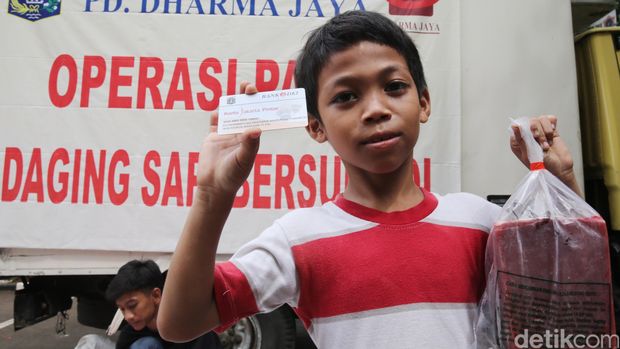 Ratusan warga mengantre daging murah Rp 39.000/kg atau ayam potong Rp 10.000/ekor di Kantor Kecamatan Matraman, Jakarta Timur, Senin (27/6/2016). (Ari Saputra/detikcom)