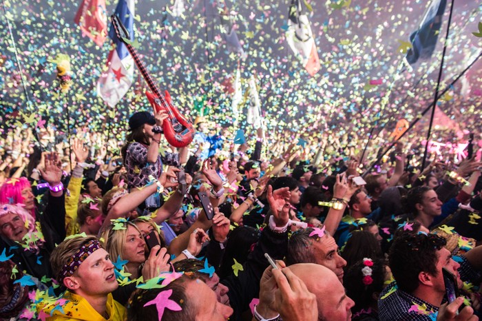 GLASTONBURY, ENGLAND - JUNE 26:  (IMAGES AVAILABLE FOR LICENCE UNTIL SEPTEMBER 26, 2016 ONLY)  Chris Martin of Coldplay performs on the Pyramid Stage on day 3 of the Glastonbury Festival at Worthy Farm, Pilton on June 26, 2016 in Glastonbury, England. Now its 46th year the festival is one largest music festivals in the world and this year features headline acts Muse, Adele and Coldplay. The Festival, which Michael Eavis started in 1970 when several hundred hippies paid just 1, now attracts more than 175,000 people.  (Photo by Ian Gavan/Getty Images)