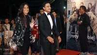 Lambaian tangan dari Nadine yang tiba di red carpet bersama Hamish.