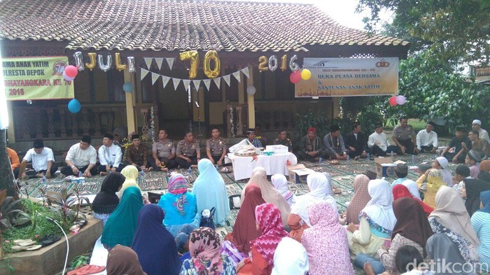 Kapolres Depok Bukber dengan Warga yang Terdampak Pembebasan Jalan Tol