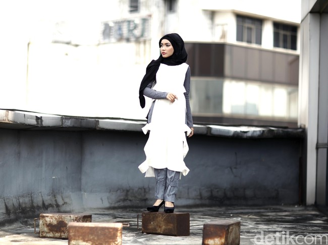 Wardrobe: HIJUP. Fotografer: Reno (Detikcom). Makeup Artist: Wardah Beauty. Stylist: Alissa Safiera & Kiki Oktaviani. Hijab Stylist: Arina Yulistara. Model: Kanya Cittasara
