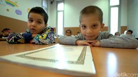 Ada sejumlah kelas dengan mata pelajaran berbeda. Alquran, bahasa Arab, fiqih dan dasar-dasar Islam adalah beberapa hal yang dipelajari oleh 50 murid disini. Tim Jazirah Islam/Trans7.