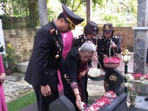 Polres Depok Ziarah ke Makam Jenderal Hoegeng