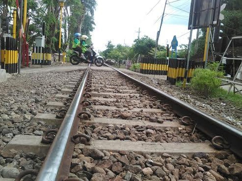 Hendak Putar Balik, Pemotor Tewas Tersambar KRL di Pasar Minggu Hendak Putar Balik, Pemotor Tewas Tersambar KRL di Pasar Minggu