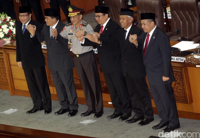 Salam Komando Komjen Tito dan Pimpinan Dewan di Paripurna DPR