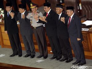 Salam Komando Komjen Tito dan Pimpinan Dewan di Paripurna DPR