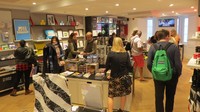 Di sebelah studio ada Abbey Road Official Shop. Ada banyak suvenir bertema The Beatles dijual di sini (Fitraya/detikTravel)