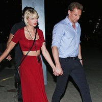 Tom Hiddleston (Juni – September 2016)Hubungan Taylor dengan aktor Inggris Tom Hiddleston sempat mencuri perhatian publik karena kemesraan mereka yang terbuka. Namun, hubungan ini hanya bertahan tiga bulan. Hiddleston menepis rumor bahwa kisah mereka hanyalah publisitas.  Foto: Getty Images