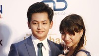 Randy merangkul Cassie saat berpose di depan kamera.