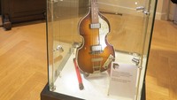 Salah satu benda penting di sini adalah replika sebuah bass merek Hofner. Bass ini sama modelnya dengan yang pernah dipakai Paul McCartney (Fitraya/detikTravel)