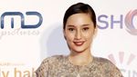 Tatjana Saphira Asyik Selfie di Red Carpet Rudy Habibie