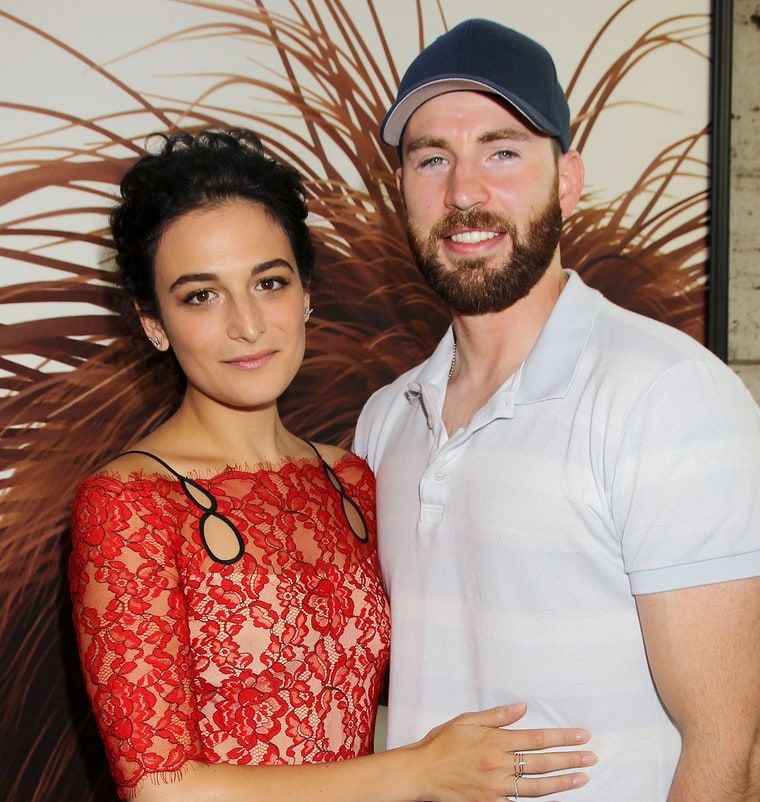 Jenny Slate dan Chris Evans NEW YORK, NY - JUNE 25: Actress Jenny Slate, attends