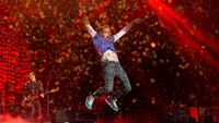 Full of entertaining performance! Coldplay saat tampil di Pyramid Stage, Glastonbury, Inggris pada Minggu (26/6/2016) waktu setempat.  Ian Gavan/Getty Images/detikFoto.