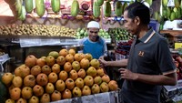 Presiden tercatat membeli beberapa kilogram buah jeruk dan mangga untuk kemudian langsung dibayarnya sendiri. Pool/Setpres.