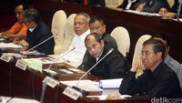 Hadir dalam rapat kali ini antara lain, Menteri Perhubungan Ignasius Jonan, Menteri PUPR Basuki Hadimuljono, Menteri Desa, Pembangunan Daerah Tertinggal dan Transmigrasi (Mendes PDTT) Marwan Jafar, Kepala Basarnas Marsekal Madya TNI FHB Soelistyo, dan Kepala BMKG Andi Eka Sakya.