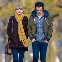 Harry Styles (Desember 2012 – Januari 2013)Kisah asmara Taylor dengan Harry Styles berlangsung singkat. Namun, hubungan mereka disebut menjadi inspirasi lagu Style dan Out of the Woods di album 1989. Swift sendiri mengaku bahwa perasaan dominan dalam hubungan itu adalah bentuk kecemasan. Foto: Getty Images