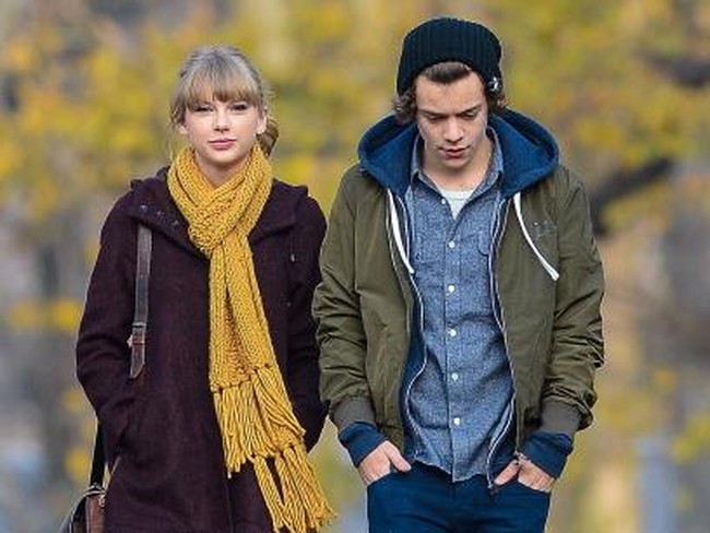 Harry Styles (Desember 2012 – Januari 2013)Kisah asmara Taylor dengan Harry Styles berlangsung singkat. Namun, hubungan mereka disebut menjadi inspirasi lagu Style dan Out of the Woods di album 1989. Swift sendiri mengaku bahwa perasaan dominan dalam hubungan itu adalah bentuk kecemasan. Foto: Getty Images