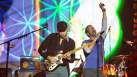 Mereka bahkan menghadirkan tamu spesial yaitu Barry Gibb dari Bee Gees dan Michael Eavis, pria yang memulai festival musik tahunan itu untuk naik ke atas panggung. Ian Gavan/Getty Images/detikFoto.