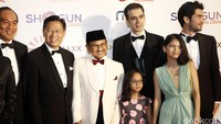 Selain Manoj tampak pula Sang pemeran Rudy Habibie, yakni Reza Rahadian yang berfoto bersama.